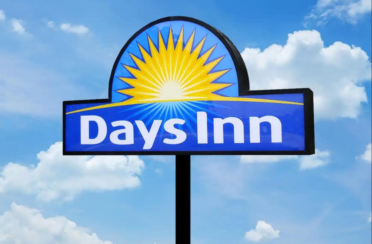 Oceanside Inn & Suites, A Days Inn By Wyndham Форт Браг Екстериор снимка