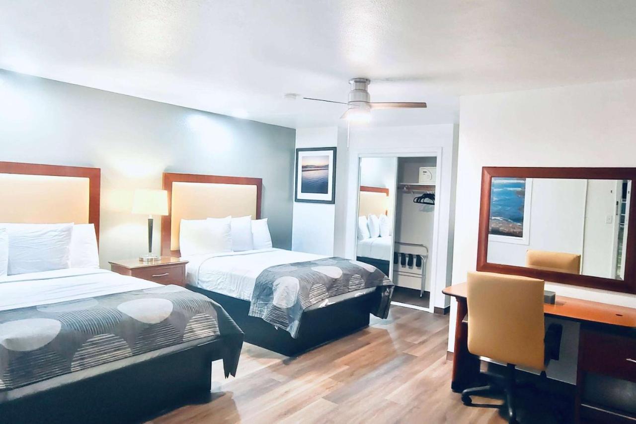Oceanside Inn & Suites, A Days Inn By Wyndham Форт Браг Екстериор снимка