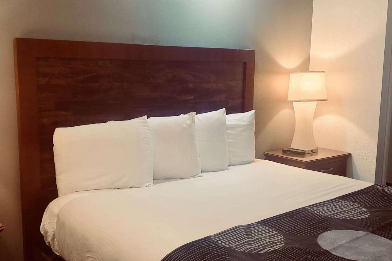 Oceanside Inn & Suites, A Days Inn By Wyndham Форт Браг Екстериор снимка